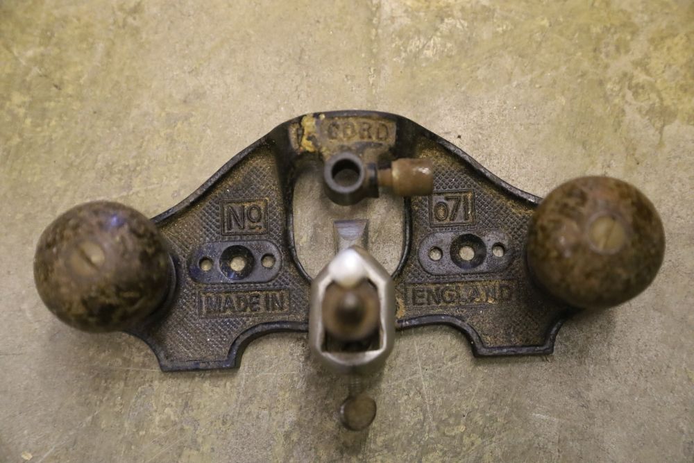 A Record no 7 router complete with two cutters and four other planes as follows: